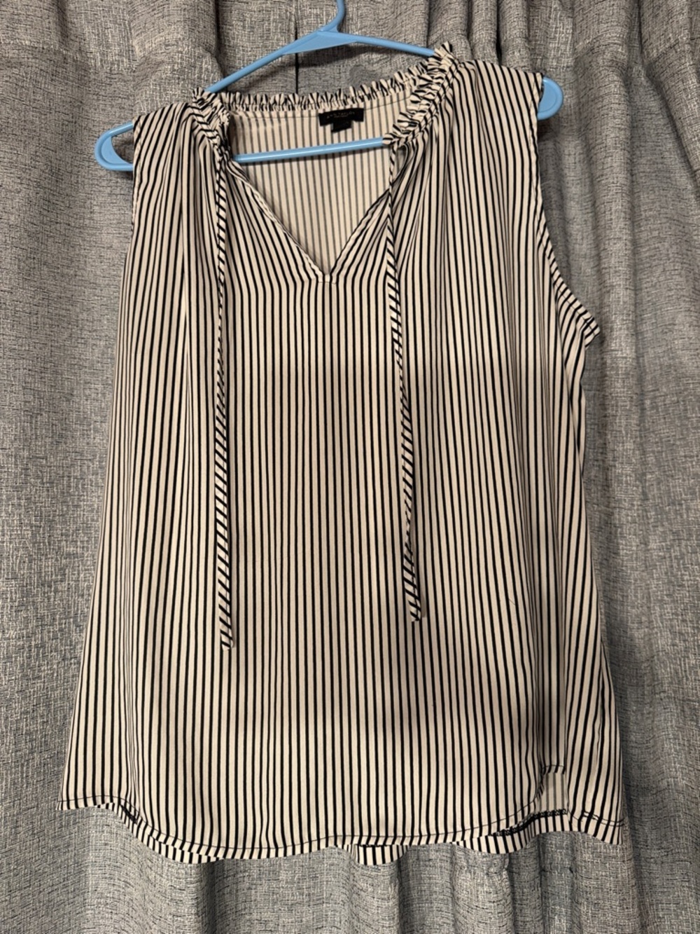 3/$30! 🛍️ Ann Taylor Black & White Vertical Stripe Tie-Neck Sleeveless Top